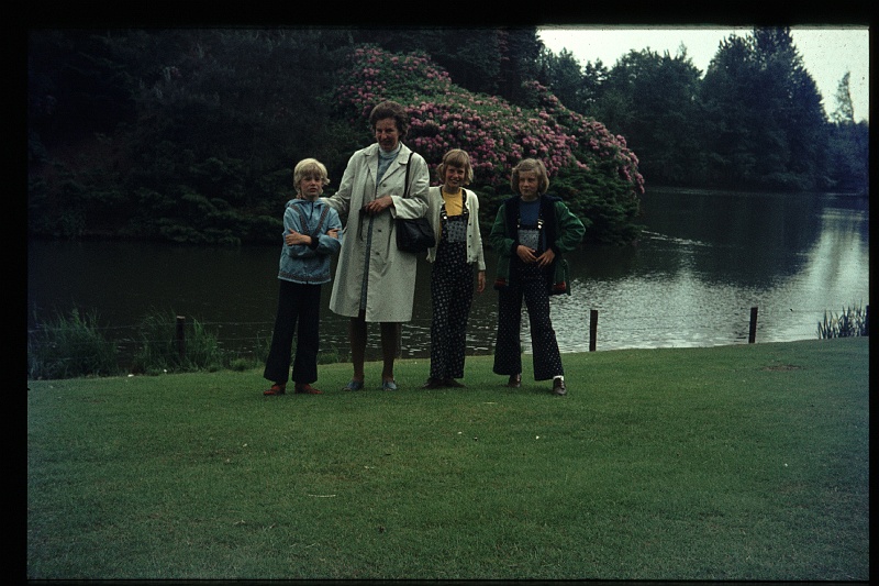 19.Efteling jun 1973 Mama,Brigitte,Marion,Peter.JPG